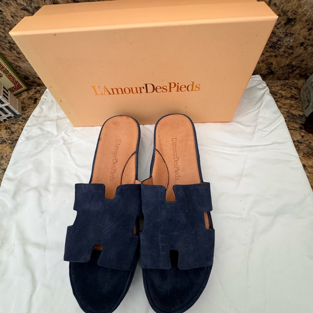 L’Amour de Pieds Navy Blue slides. Size 9.5